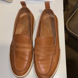 VIONIC UPTOWN woman’s camel colored comfort loafer Size 8W